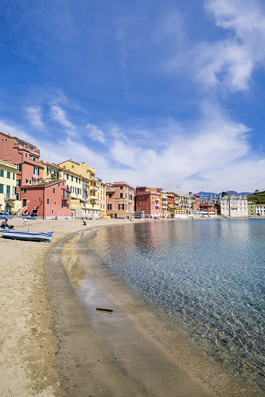 位于Sestri Levante的Baia del Silenzio(沉默湾)，周围是特色的彩色建筑——意大利利古里亚